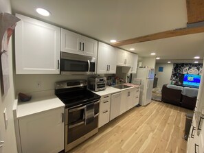 Refrigerador, microondas, horno y parrilla de estufa 