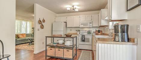 Microondas, horno, placa de cocina, lavavajillas