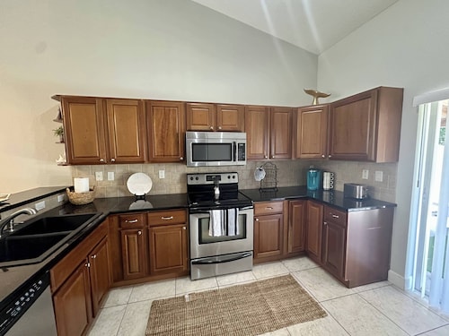 Adv. Coast - 2BR/2BH Near Springs, Beach, Fenced