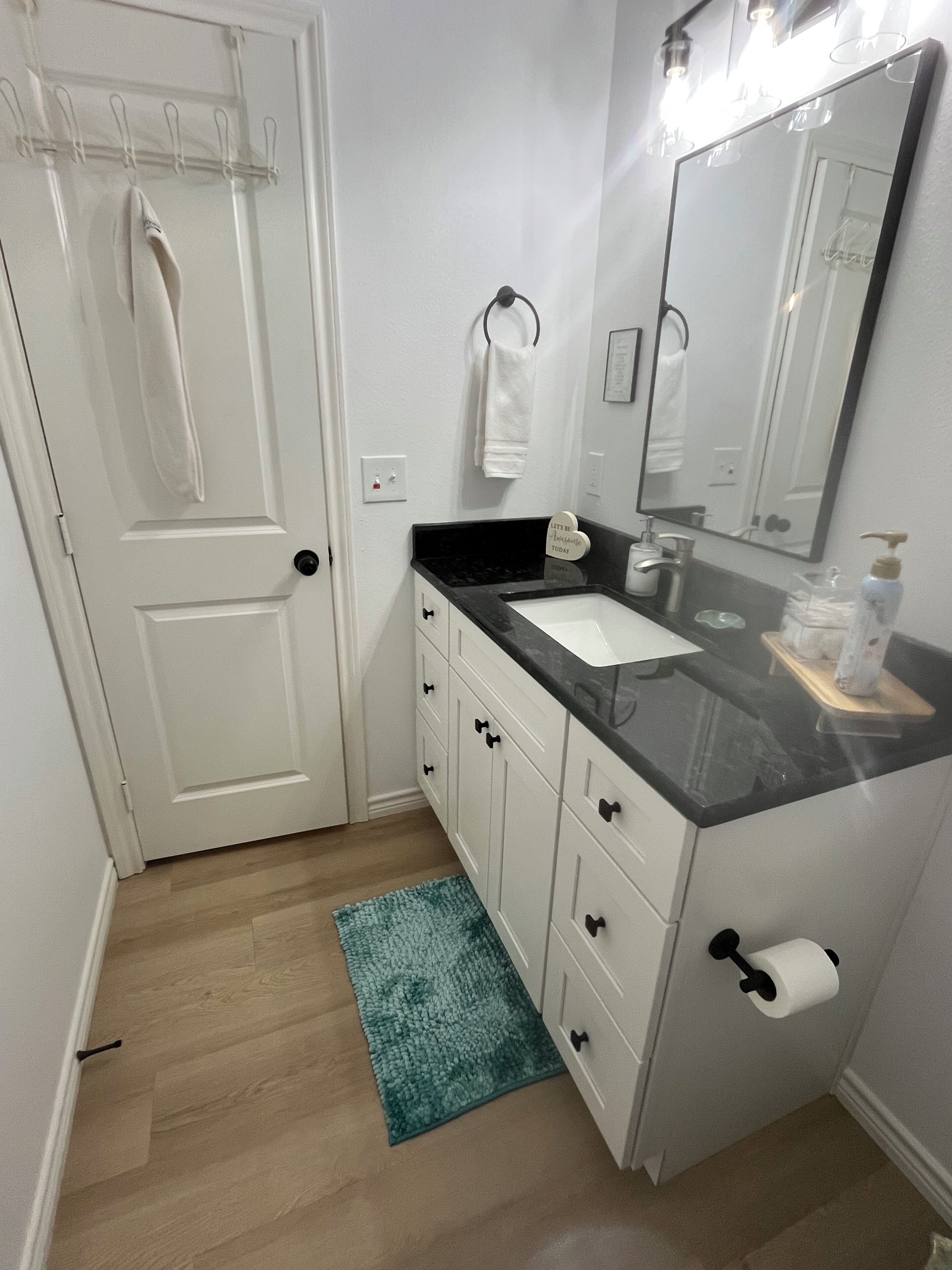 Een haardroger, handdoeken, zeep, toiletpapier