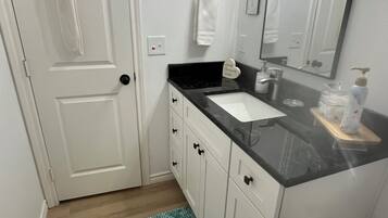 Een haardroger, handdoeken, zeep, toiletpapier