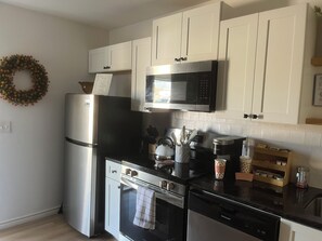 Fridge, microwave, oven, stovetop - Welcoming apartment with AC in charming Gatesville King Bed with Twin Roll Away (Gatesville)
