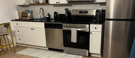 Kühlschrank, Mikrowelle, Ofen, Herdplatte