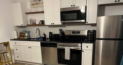 Welcoming apartment with AC in charming Gatesville King Bed with Twin Roll Away