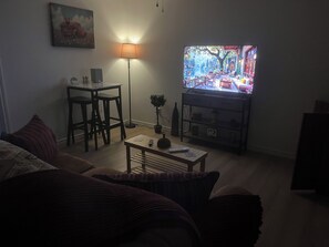 Smart TV, stereo - Welcoming apartment with AC in charming Gatesville King Bed with Twin Roll Away (Gatesville)