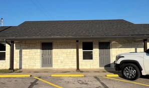 Exterior - Welcoming apartment with AC in charming Gatesville King Bed with Twin Roll Away (Gatesville)
