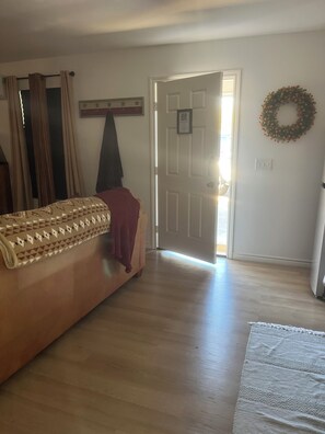 Interior - Welcoming apartment with AC in charming Gatesville King Bed with Twin Roll Away (Gatesville)