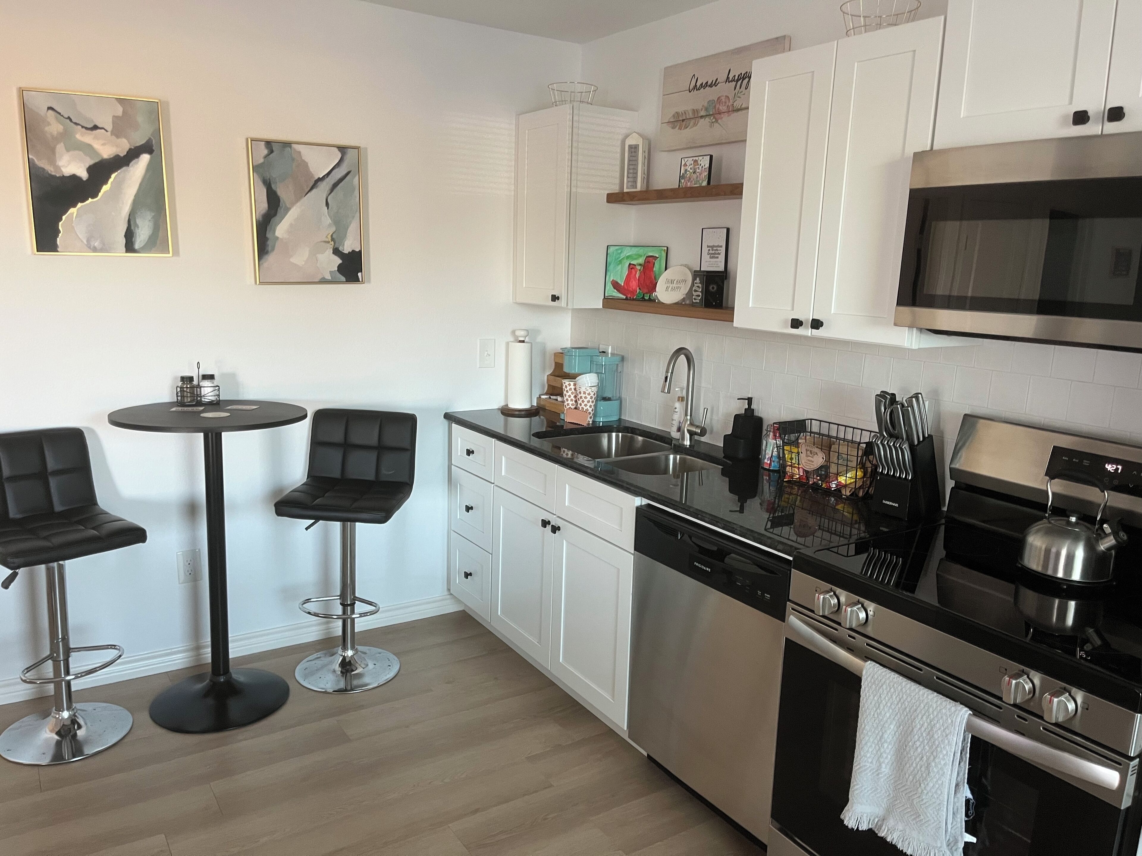 Réfrigérateur, micro-ondes, four, plaque de cuisson