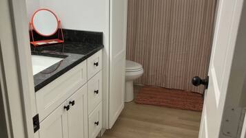 Haartrockner, Handtücher, Seife, Shampoo