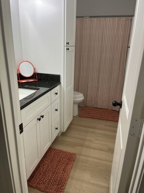 Hair dryer, towels, soap, shampoo - Welcoming apartment with AC in charming Gatesville King Bed with Twin Roll Away (Gatesville)