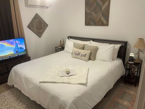 1 bedroom, iron/ironing board, free WiFi, bed sheets - Welcoming apartment with AC in charming Gatesville King Bed with Twin Roll Away (Gatesville)