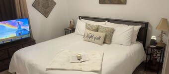 Welcoming apartment with AC in charming Gatesville King Bed with Twin Roll Away