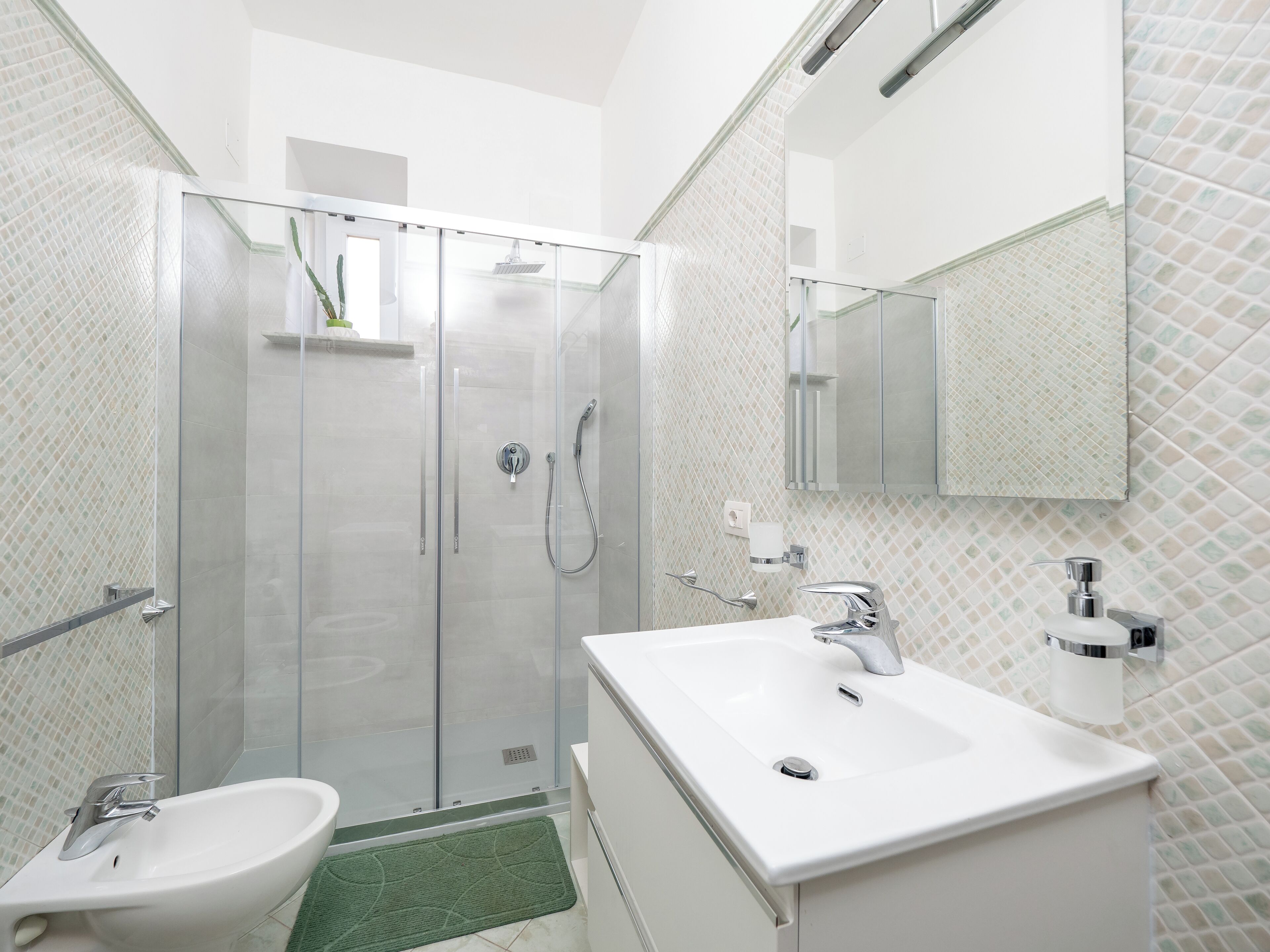 Apartamento exclusivo, sacada, vista para a cidade | Banheiro | Chuveiro, secador de cabelo, toalhas de banho, sabonete