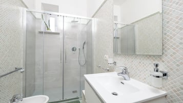 Exclusive-lejlighed - balkon - byudsigt | Badeværelse | Bruser, hårtørrer, bidet, håndklæder