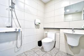 Standard Room | Bathroom | Hair dryer, towels, shampoo, toilet paper