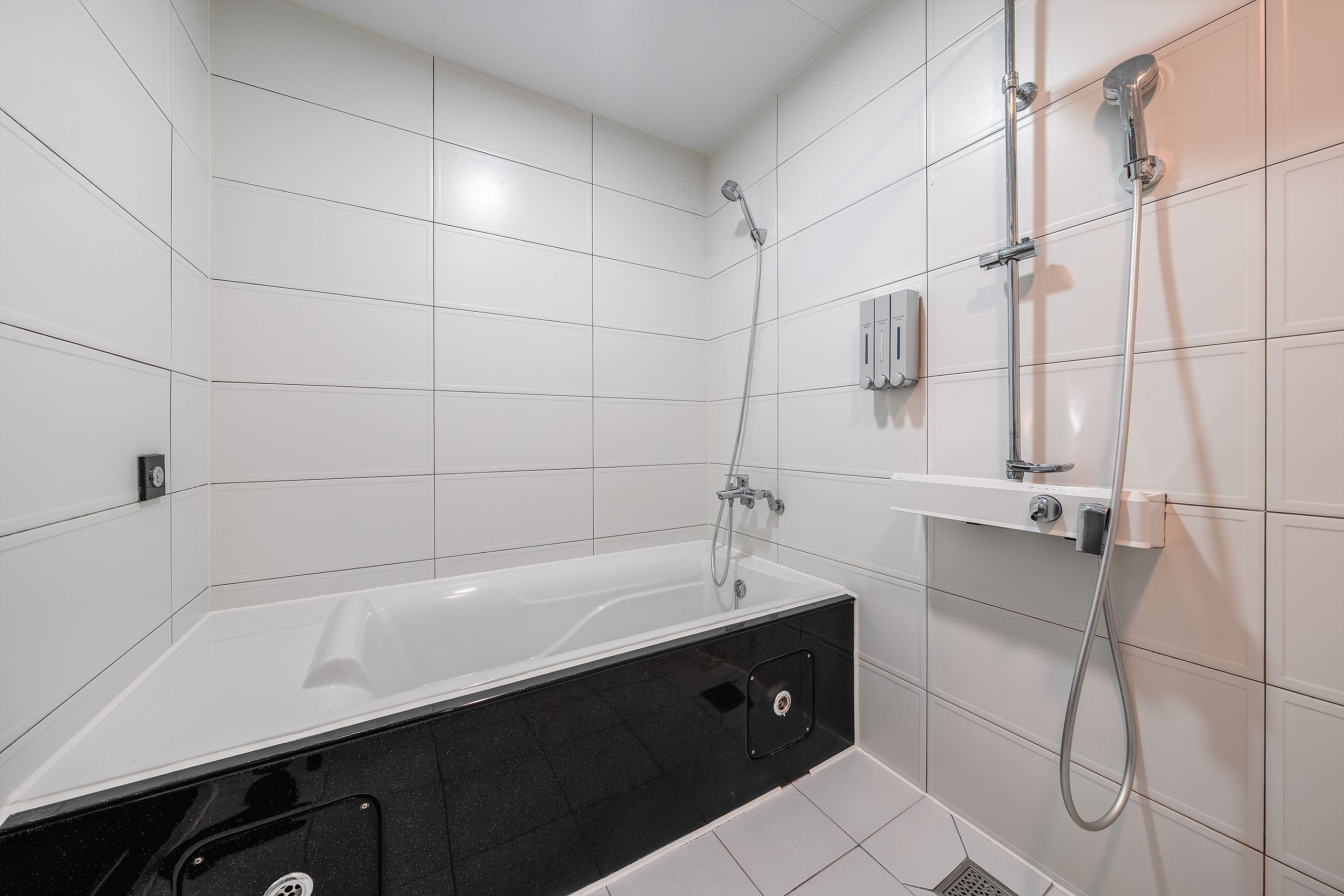 Une salle de bain moderne avec une baignoire sur pieds, un espace douche et des toilettes.
