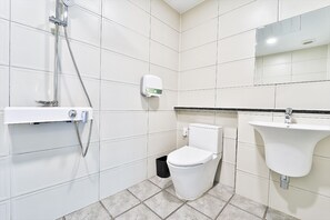Habitación con 2 camas individuales, vista a la ciudad | Baño | Secadora de cabello, toallas, shampoo, papel de baño 