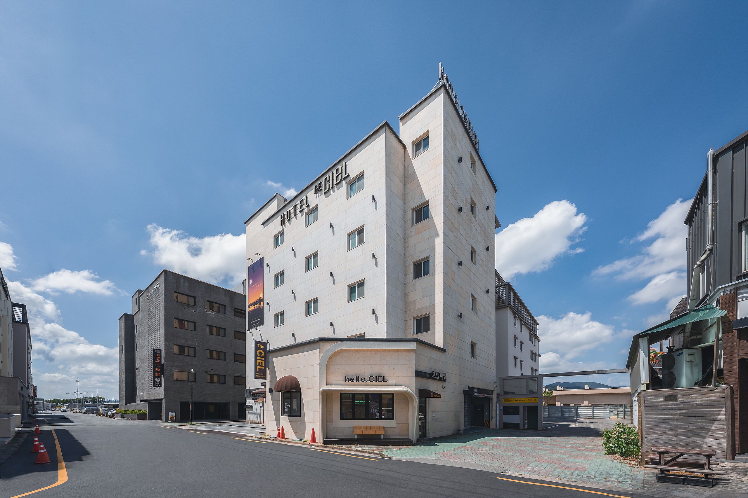 Un hotel con diseño moderno, que presenta una entrada destacada y amplias ventanas.