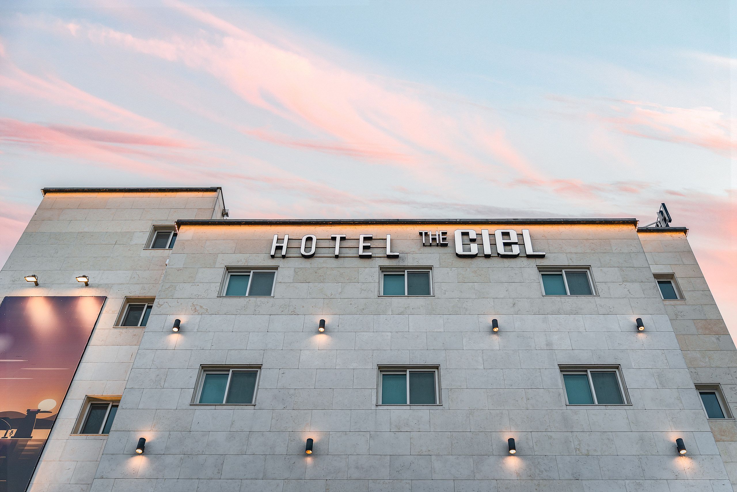 A building with the sign 'HOTEL THE BICL' indicating a hotel.