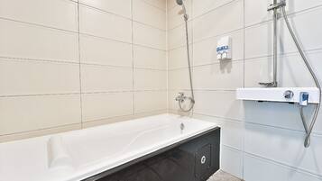 Secador de pelo, toallas, shampoo, papel higiénico