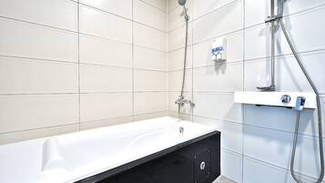 Standard Room | Bathroom | Hair dryer, towels, shampoo, toilet paper