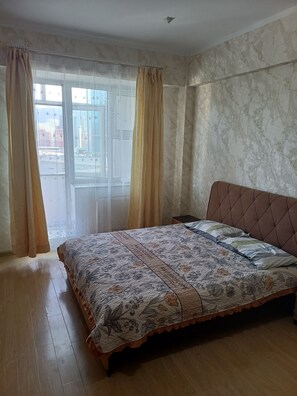2 habitaciones, escritorio, tabla de planchar con plancha y wifi gratis 