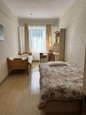 2 室のベッドルーム、デスク、アイロン / アイロン台、WiFi (無料)