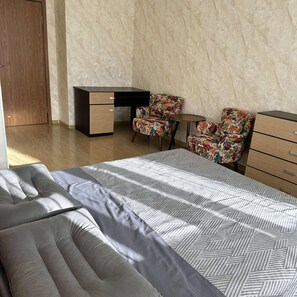2 habitaciones, escritorio, tabla de planchar con plancha y wifi gratis 