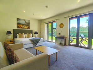 Deluxe Double Room, Balcony, Garden View | Iron/ironing board, free WiFi - Limetree Lodge (Wānaka)