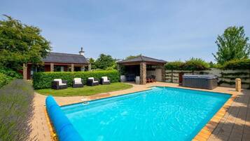 AuĂenpool (je nach Saison geöffnet), Sonnenschirme