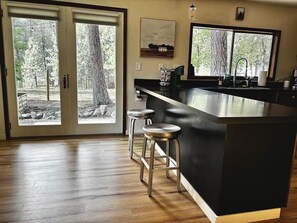 Mikrobølgeovn, ovn, kokeplater og oppvaskmaskin