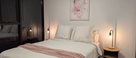 1 habitación, escritorio, tabla de planchar con plancha y wifi