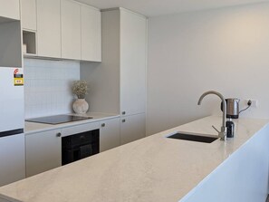 Réfrigérateur, four à micro-ondes, un four, surface de cuisson