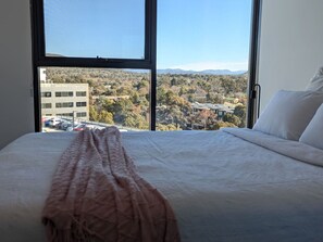 مكتب ومكواة/لوح كي وواي فاي وملاءات أسرّة