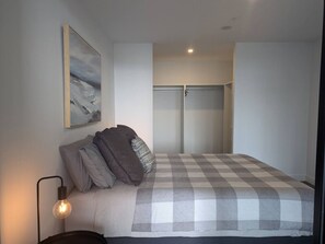 Desk, iron/ironing board, WiFi, bed sheets