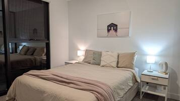 1 slaapkamer, een bureau, een strijkplank/strijkijzer, wifi