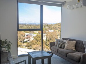 Een televisie en een tafeltennistafel