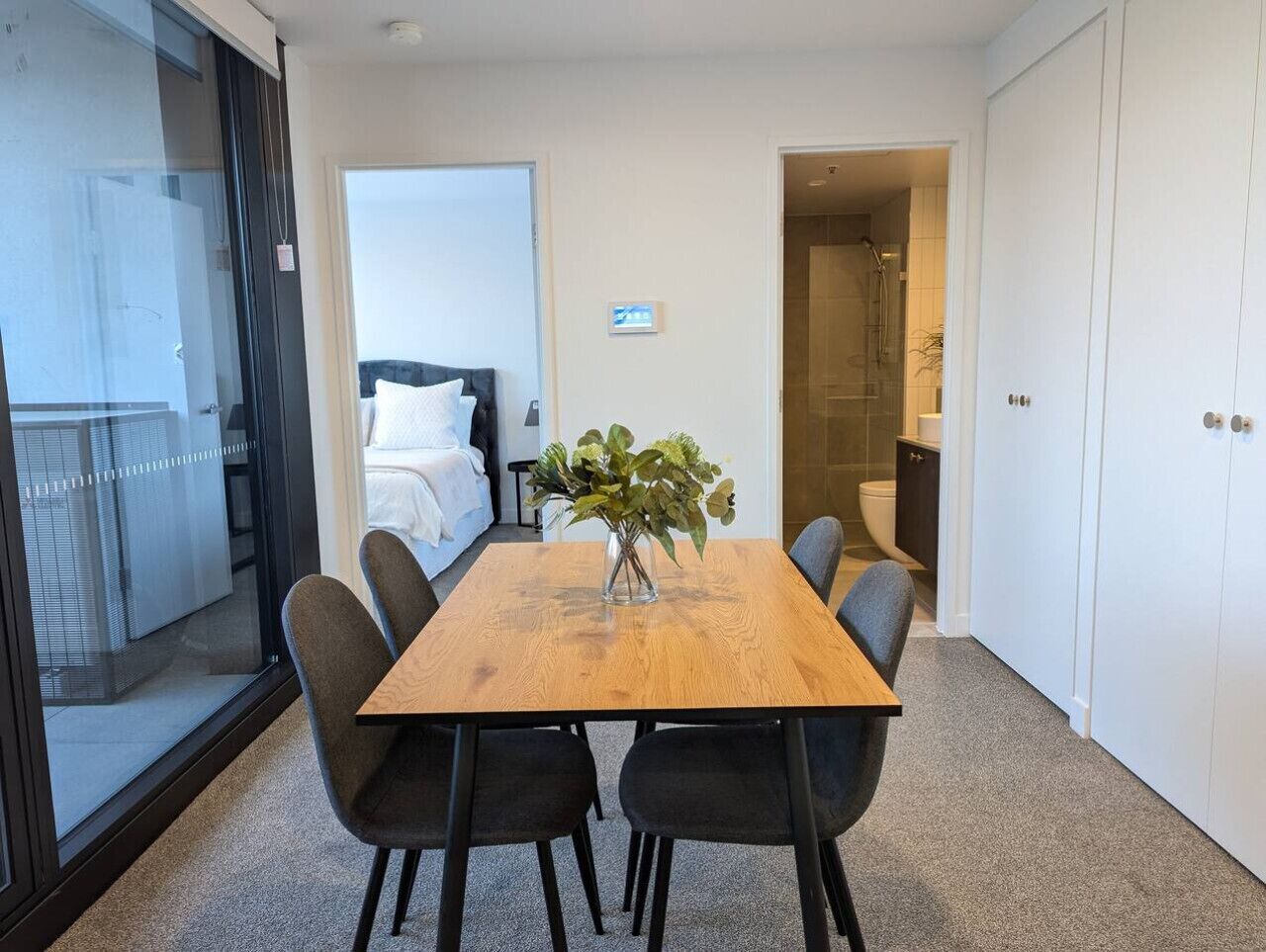 1 habitación, escritorio, tabla de planchar con plancha y wifi 