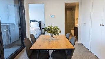 1 habitación, escritorio, tabla de planchar con plancha y wifi