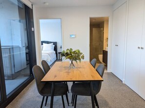 1 habitación, escritorio, tabla de planchar con plancha y wifi 