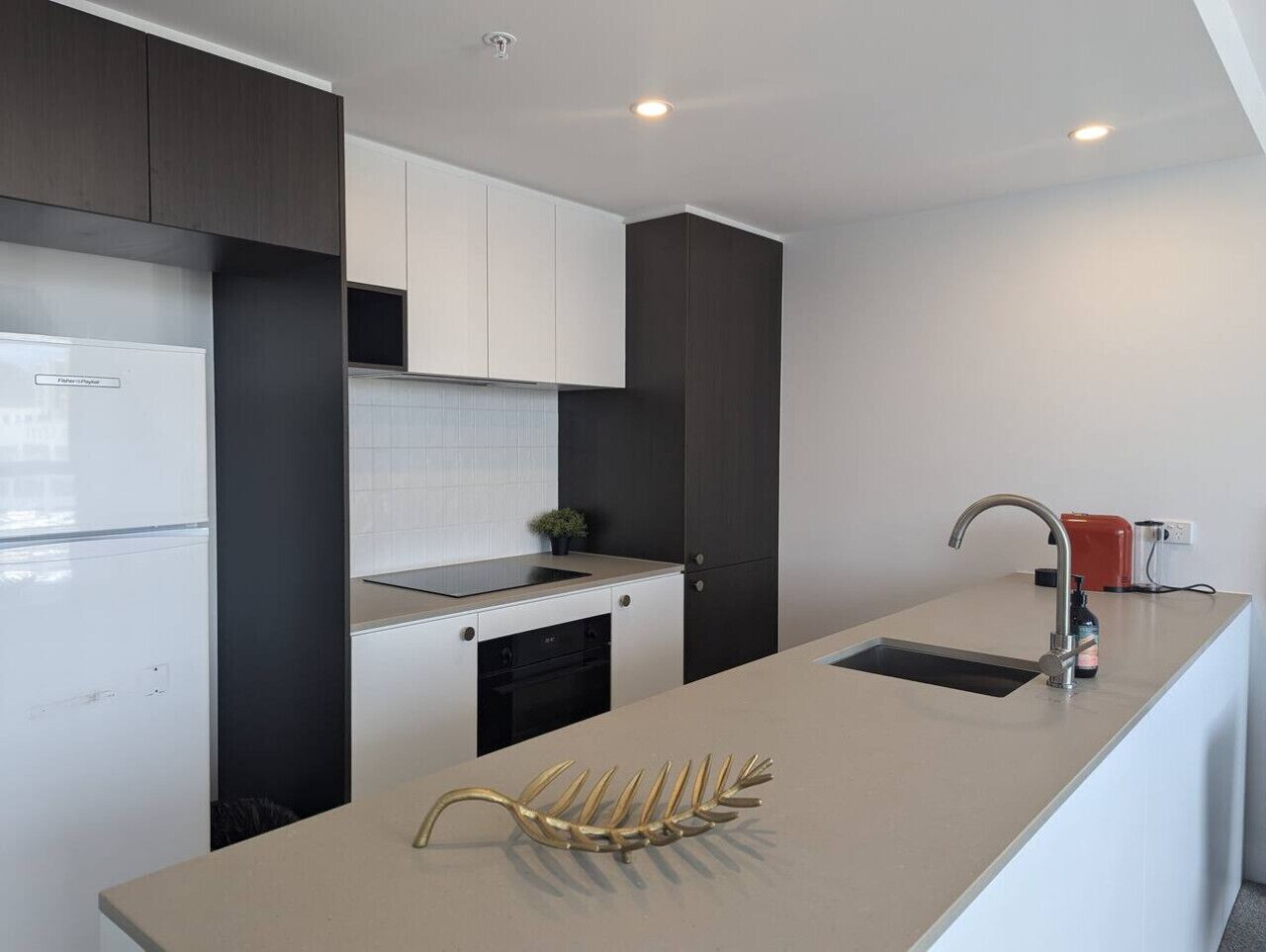 Refrigerador, microondas, horno y parrilla de estufa 