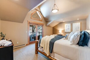 3 soverom, skrivebord, strykejern/-brett og reiseseng for barn