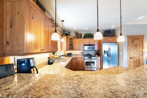 ثلاجة، ميكروويف، فرن، موقد طهي مسطح