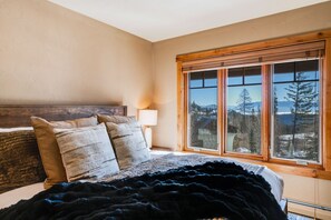 3 chambres, bureau, fer et planche à repasser, lit de bébé portatif