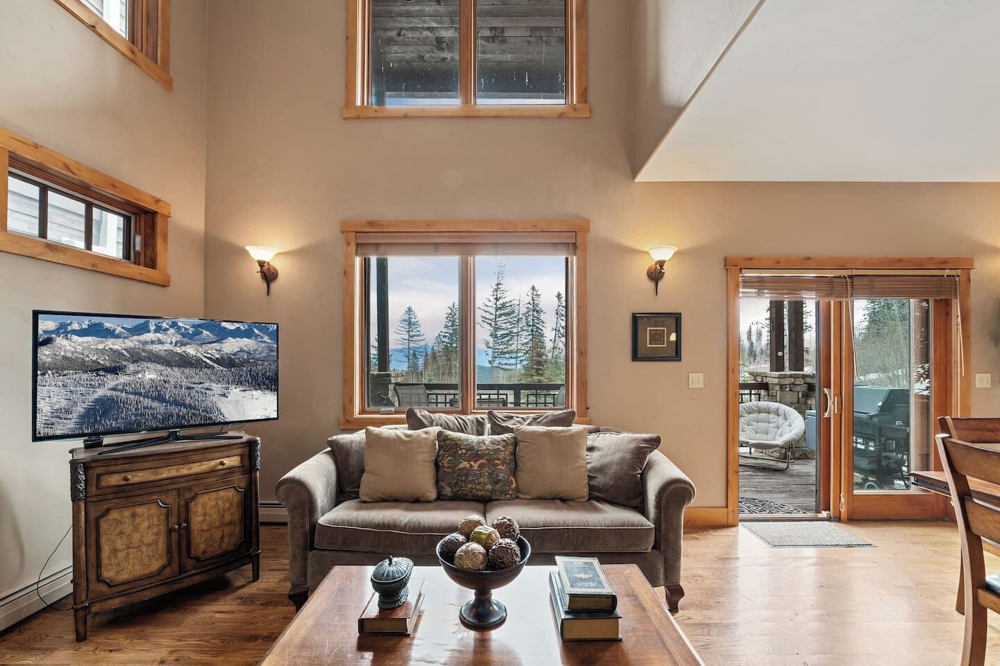 Smart TV, fireplace, offices, computer monitors