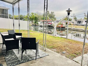 Outdoor dining - Sunny Waterfront Apartment minutes to Airport, Beaches, downtown Tampa (Tampa)