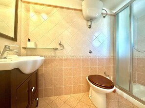 Dusche, Haartrockner, Handtücher