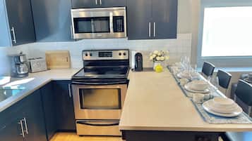 Een microgolfoven, een oven, een kookplaat, een vaatwasser