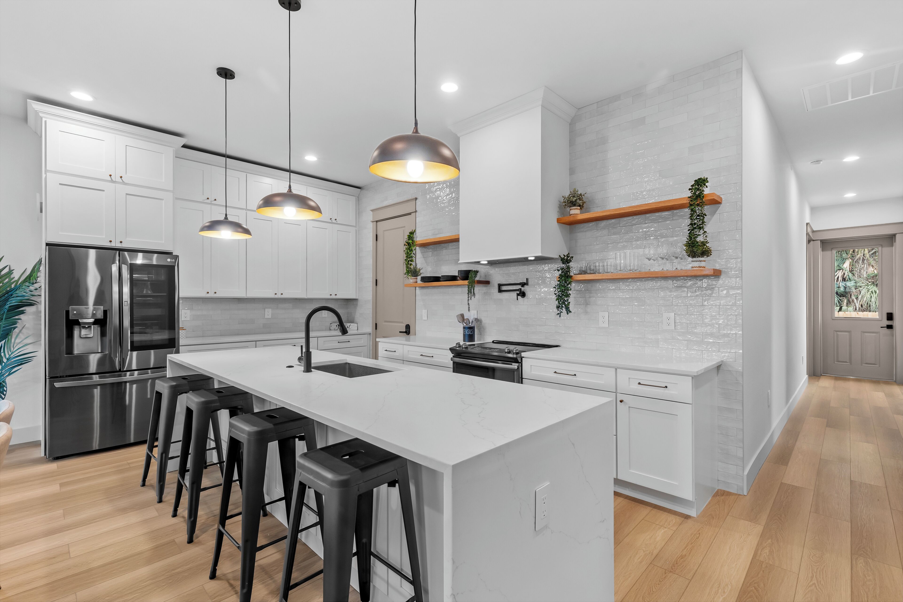 Een magnetron, een oven, een kookplaat, een vaatwasser