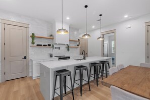 Mikrobølgeovn, ovn, kokeplater og oppvaskmaskin